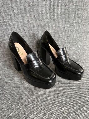 Croc-Embossed Platform Loafer in Black